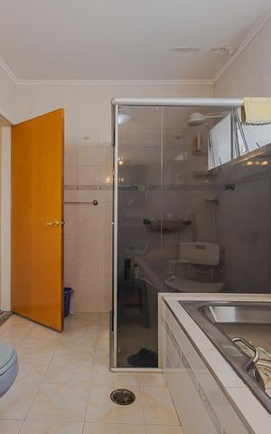 Casa à venda com 350m², 3 quartos e 8 vagasBanheiro da Suíte 2