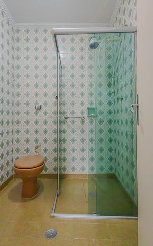 Casa à venda com 350m², 3 quartos e 8 vagasBanheiro da Suíte 1