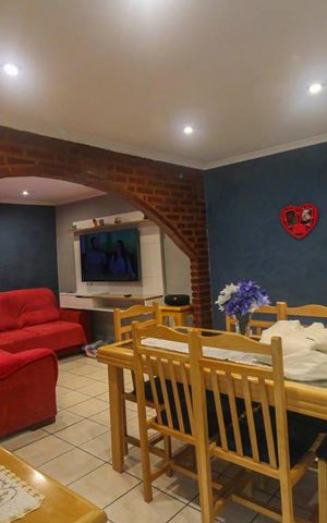 Casa à venda com 233m², 4 quartos e 2 vagas Casa à venda com 233m², 4 quartos e 2 vagasCasa 2 - Sala