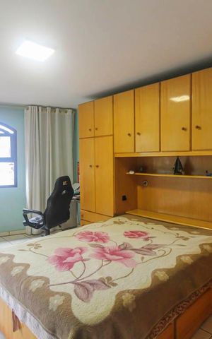 Casa à venda com 233m², 4 quartos e 2 vagas Casa à venda com 233m², 4 quartos e 2 vagasCasa 2 - Quarto