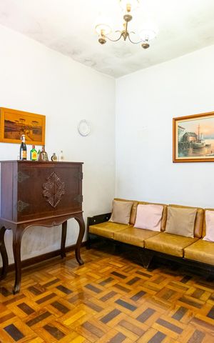 Casa à venda com 198m², 2 quartos e 2 vagas Casa à venda com 198m², 2 quartos e 2 vagasSala