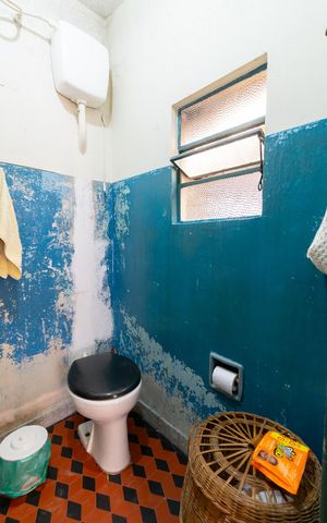 Casa à venda com 198m², 2 quartos e 2 vagas Casa à venda com 198m², 2 quartos e 2 vagasBanheiro da Edicula