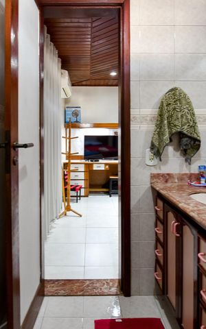Casa à venda com 415m², 4 quartos e 4 vagas Casa à venda com 415m², 4 quartos e 4 vagasBanheiro
