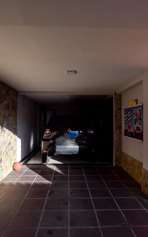 Casa à venda com 415m², 4 quartos e 4 vagas Casa à venda com 415m², 4 quartos e 4 vagasÁrea Externa