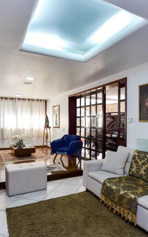 Casa à venda com 415m², 4 quartos e 4 vagas Casa à venda com 415m², 4 quartos e 4 vagasSala