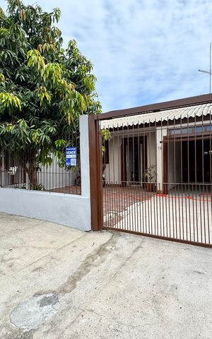 Casa à venda com 60m², 2 quartos e 1 vaga Casa à venda com 60m², 2 quartos e 1 vaga Fachada + Plaquinha