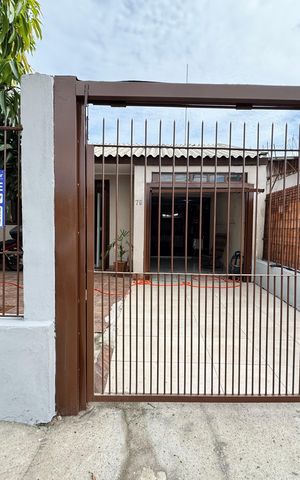 Casa à venda com 60m², 2 quartos e 1 vaga Casa à venda com 60m², 2 quartos e 1 vaga Fachada + Plaquinha