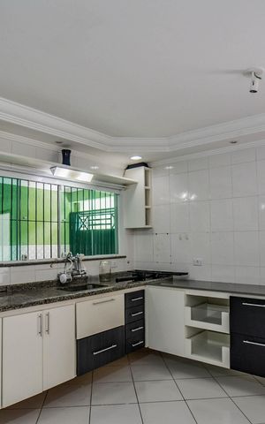 Casa à venda com 300m², 4 quartos e 4 vagas Casa à venda com 300m², 4 quartos e 4 vagasCozinha