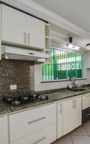 Casa à venda com 300m², 4 quartos e 4 vagas Casa à venda com 300m², 4 quartos e 4 vagasCozinha