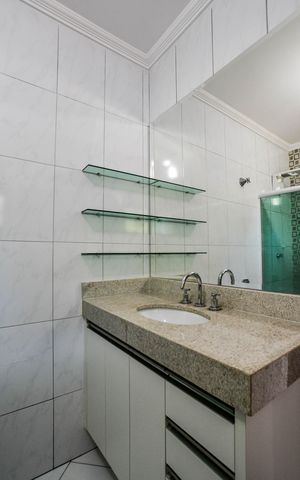 Casa à venda com 300m², 4 quartos e 4 vagas Casa à venda com 300m², 4 quartos e 4 vagasBanheiro da Suíte 1