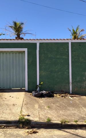 Casa à venda com 300m², 3 quartos e 2 vagas Casa à venda com 300m², 3 quartos e 2 vagasFachada