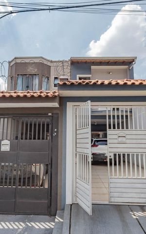 Casa à venda com 280m², 4 quartos e 2 vagasFachada