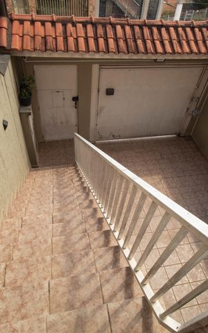 Casa à venda com 128m², 3 quartos e 3 vagas Casa à venda com 128m², 3 quartos e 3 vagasEscada