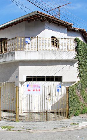 Casa à venda com 287m², 4 quartos e 2 vagasFachada