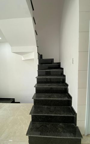 Casa à venda com 85m², 2 quartos e 2 vagas Casa à venda com 85m², 2 quartos e 2 vagasEscada