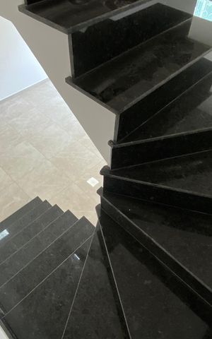 Casa à venda com 85m², 2 quartos e 2 vagas Casa à venda com 85m², 2 quartos e 2 vagasEscada