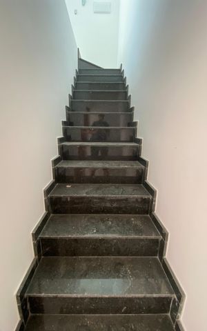 Casa à venda com 85m², 2 quartos e 2 vagas Casa à venda com 85m², 2 quartos e 2 vagasEscada