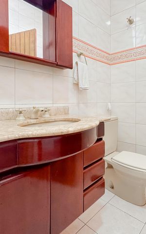 Casa para alugar com 170m², 3 quartos e 1 vaga Casa para alugar com 170m², 3 quartos e 1 vagaBanheiro Corredor