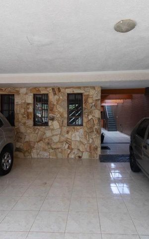 Casa à venda com 440m², 3 quartos e 5 vagas Casa à venda com 440m², 3 quartos e 5 vagasGaragem