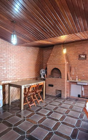 Casa à venda com 250m², 3 quartos e 2 vagas Casa à venda com 250m², 3 quartos e 2 vagasChurrasqueira