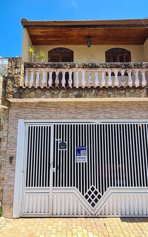 Casa à venda com 250m², 3 quartos e 2 vagas Casa à venda com 250m², 3 quartos e 2 vagasFachada