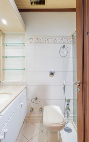 Casa de condomínio para alugar com 590m², 5 quartos e 5 vagas Casa de condomínio para alugar com 590m², 5 quartos e 5 vagasBanheiro da Suíte 3