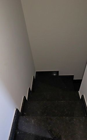 Casa à venda com 100m², 2 quartos e 2 vagasEscada