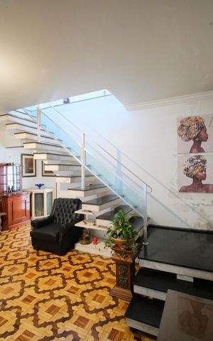 Casa à venda com 255m², 4 quartos e 2 vagasEscada