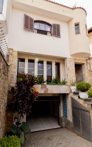 Casa à venda com 250m², 5 quartos e 4 vagas Casa à venda com 250m², 5 quartos e 4 vagasFachada