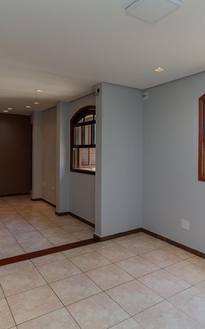 Casa à venda com 250m², 5 quartos e 4 vagas Casa à venda com 250m², 5 quartos e 4 vagasSuíte 2