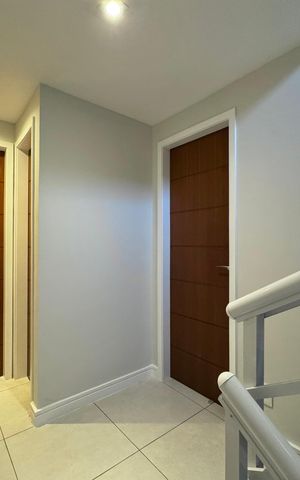 Casa à venda com 300m², 5 quartos e 2 vagas Casa à venda com 300m², 5 quartos e 2 vagasHall Íntimo