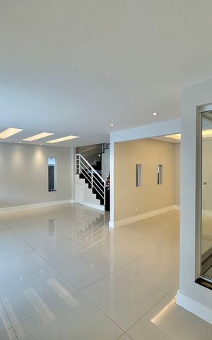 Casa à venda com 300m², 5 quartos e 2 vagas Casa à venda com 300m², 5 quartos e 2 vagasSala