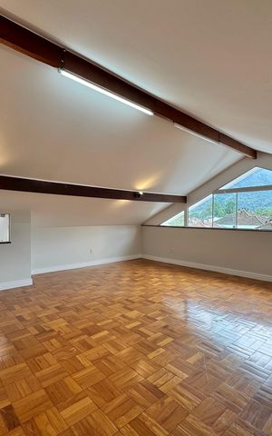 Casa à venda com 300m², 5 quartos e 2 vagas Casa à venda com 300m², 5 quartos e 2 vagasSótão - Salão
