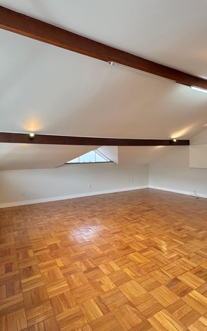 Casa à venda com 300m², 5 quartos e 2 vagas Casa à venda com 300m², 5 quartos e 2 vagasSótão - Salão
