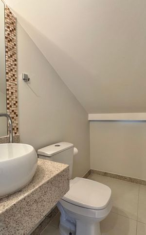 Casa à venda com 300m², 5 quartos e 2 vagas Casa à venda com 300m², 5 quartos e 2 vagasLavabo