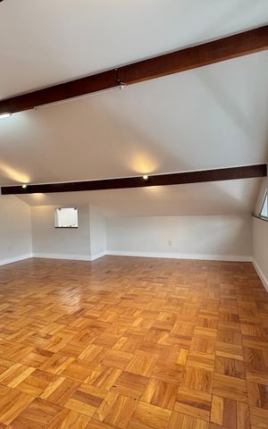 Casa à venda com 300m², 5 quartos e 2 vagas Casa à venda com 300m², 5 quartos e 2 vagasSótão - Salão