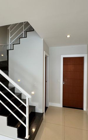 Casa à venda com 300m², 5 quartos e 2 vagas Casa à venda com 300m², 5 quartos e 2 vagasSala