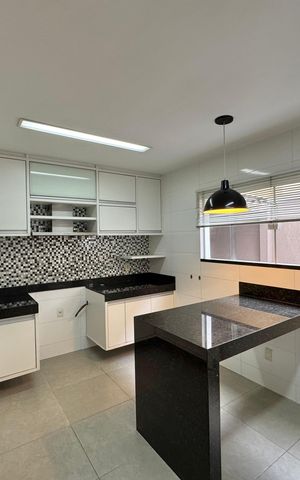 Casa à venda com 300m², 5 quartos e 2 vagas Casa à venda com 300m², 5 quartos e 2 vagasCozinha