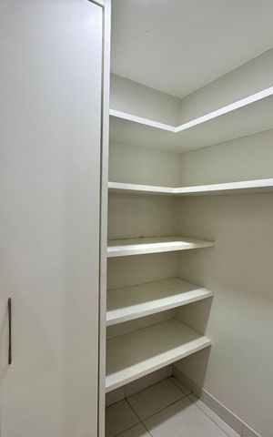 Casa à venda com 300m², 5 quartos e 2 vagas Casa à venda com 300m², 5 quartos e 2 vagasÁrea de Serviço - Quarto