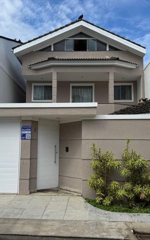 Casa à venda com 300m², 5 quartos e 2 vagas Casa à venda com 300m², 5 quartos e 2 vagasPlaca