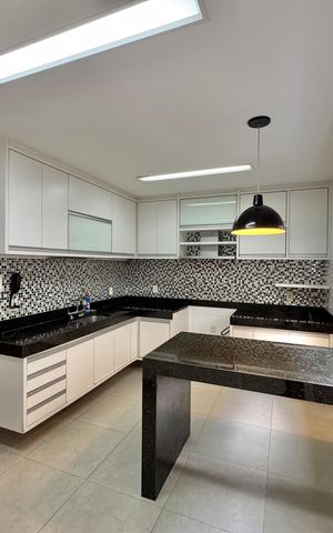 Casa à venda com 300m², 5 quartos e 2 vagas Casa à venda com 300m², 5 quartos e 2 vagasCozinha