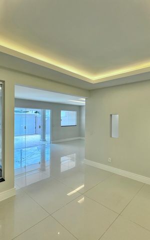 Casa à venda com 300m², 5 quartos e 2 vagas Casa à venda com 300m², 5 quartos e 2 vagasSala