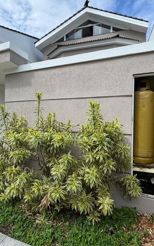 Casa à venda com 300m², 5 quartos e 2 vagas Casa à venda com 300m², 5 quartos e 2 vagasFachada