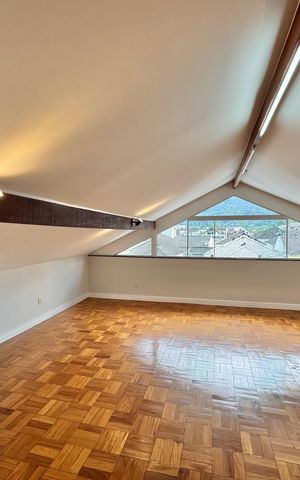 Casa à venda com 300m², 5 quartos e 2 vagas Casa à venda com 300m², 5 quartos e 2 vagasSótão - Salão