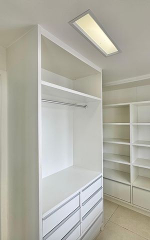Casa à venda com 300m², 5 quartos e 2 vagas Casa à venda com 300m², 5 quartos e 2 vagasCloset da suíte 1