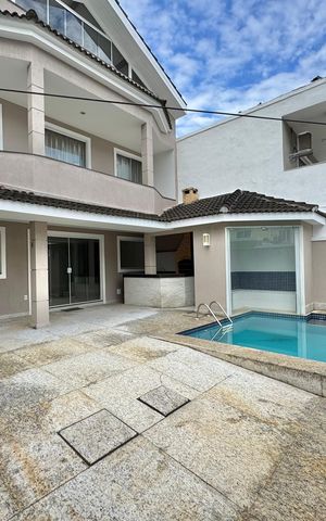 Casa à venda com 300m², 5 quartos e 2 vagas Casa à venda com 300m², 5 quartos e 2 vagasÁrea Comum