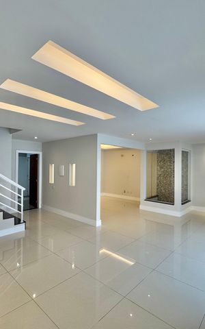 Casa à venda com 300m², 5 quartos e 2 vagas Casa à venda com 300m², 5 quartos e 2 vagasSala