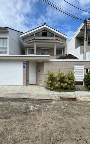 Casa à venda com 300m², 5 quartos e 2 vagas Casa à venda com 300m², 5 quartos e 2 vagasFachada