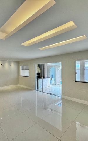 Casa à venda com 300m², 5 quartos e 2 vagas Casa à venda com 300m², 5 quartos e 2 vagasSala