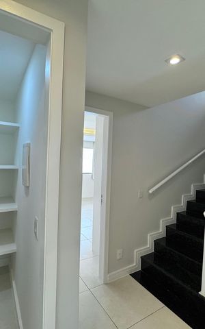 Casa à venda com 300m², 5 quartos e 2 vagas Casa à venda com 300m², 5 quartos e 2 vagasRoupeiro